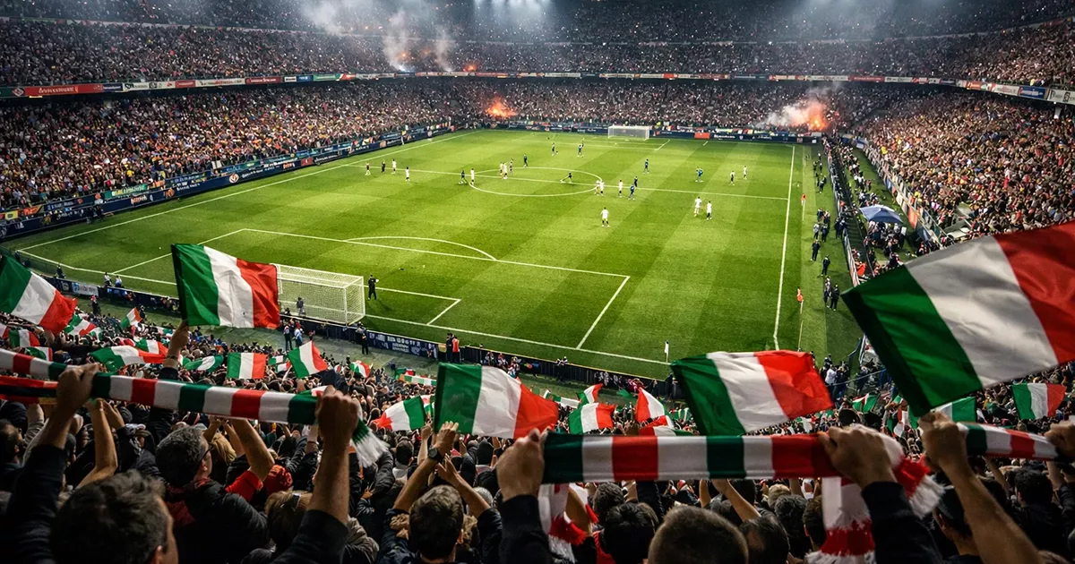 Stadio di calcio italiano illuminato durante una partita serale di Serie A